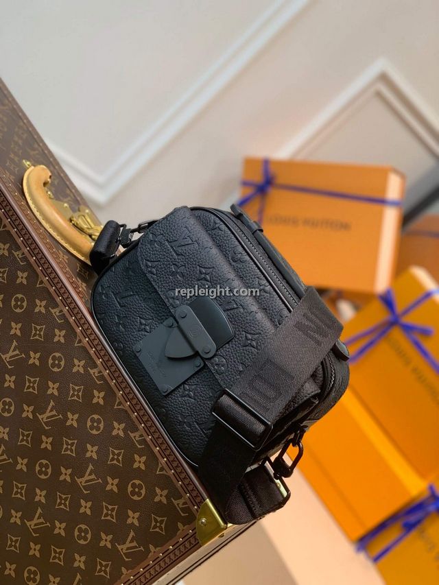 LOUIS VUITTON-M58489 루이비통 블랙 모노그램 토뤼옹 S 락 메신저